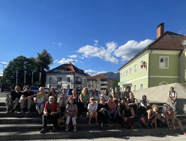 Bei strahlendem Sonnenschein spazierte die Gruppe zu "Orten der Begegnung" in Trofaiach. | Foto: Iron Women
