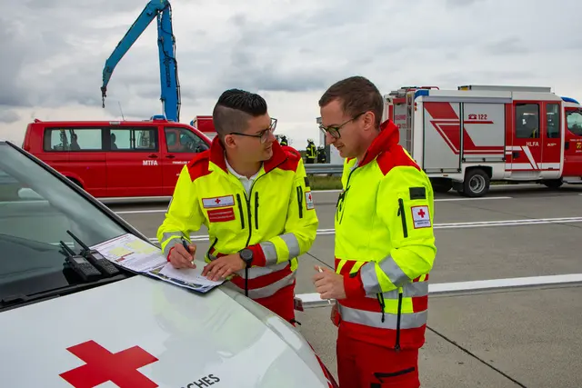 Erste Planungen nach dem Eintreffen der Einsatzkräfte am Unfallort. | Foto: Rotes Kreuz
