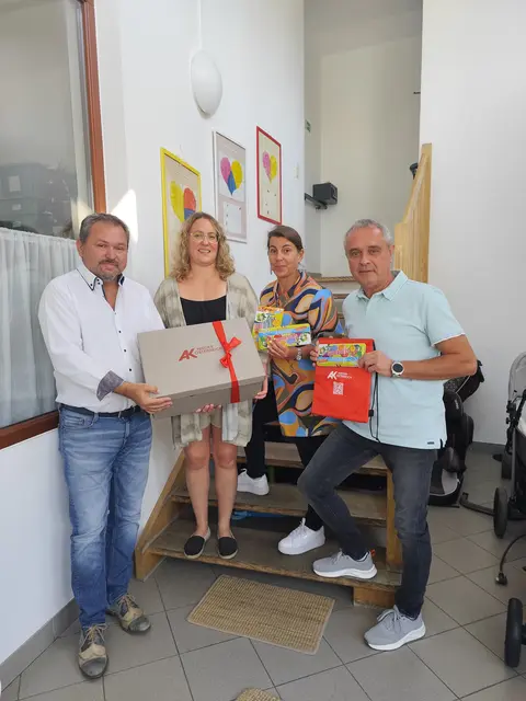 Birgit Schön, Leiterin der Abteilung Frauenpolitik (2. v. re.) übergibt ein Schulstartpaket an eine Vertreterin des Frauenhauses Mistelbach, mit dabei Peter Schaludek (li.) und Rudolf Westermayer (re.), Leiter der AK-Bezirksstelle Mistelbach.
 | Foto: AK Niederösterreich
