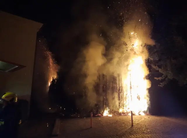 Die Hecke neben dem Rathaus in Steinhaus stand lichterloh in Flammen. | Foto: laumat.at