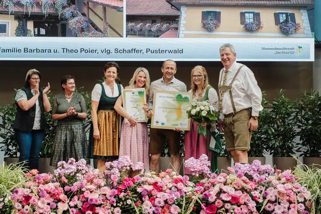 Fam. Barbara und Theo Poier, vlg. Schaffer, haben in der Kategorie Bauernhöfe den Sieg eingefahren und dürfen sich "Schönster Bauernhof 2025" der Steiermark nennen. | Foto: Lihotzky/Günzberg