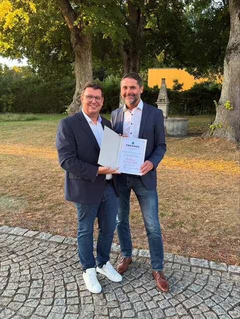 Bürgermeister Andreas Lindorfer (r.) übergab Roland Straußberger die Goldene Ehrennadel. | Foto: Stadtgemeinde Rohrbach-Berg