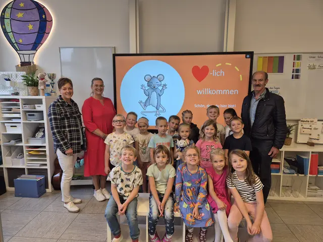Schulleiterin Cornelia Ledermüller, Lehrerin Maria Bauer, Schülerinnen und Schüler der ersten Klasse Volksschule sowie Bürgermeister Ewald Fröschl, v.l. | Foto: Volksschule Schönbach