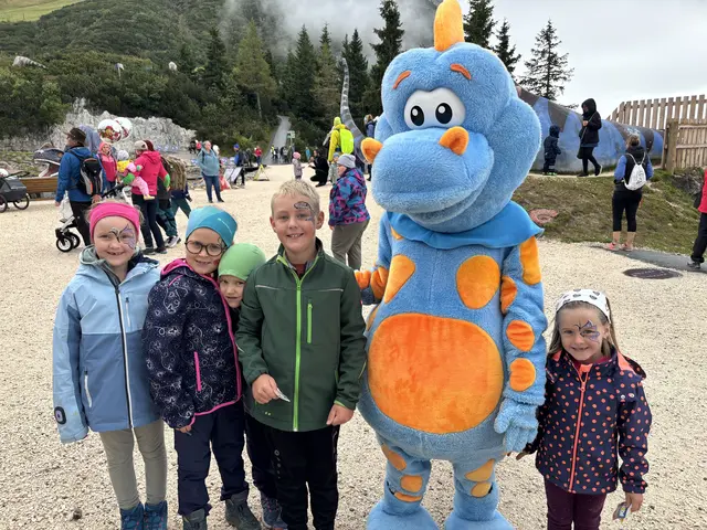 Triassi, das Maskottchen des Triassic-Parks, machte seine Runden und sorgte für glänzende Kinderaugen. | Foto: MeinBezirk/Johanna Bamberger