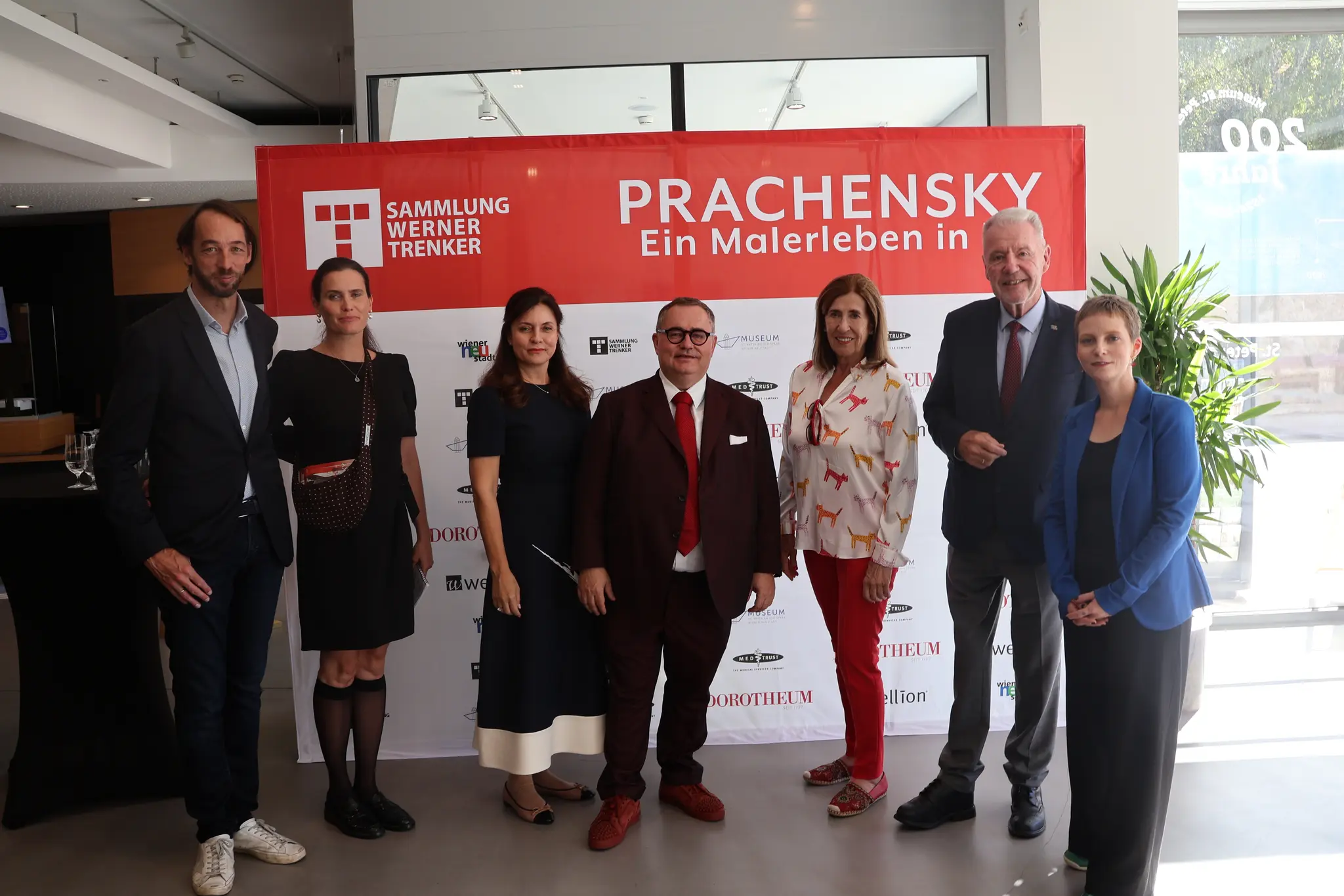 -ber-400-G-ste-bei-der-Prachensky-Ausstellungser-ffnung