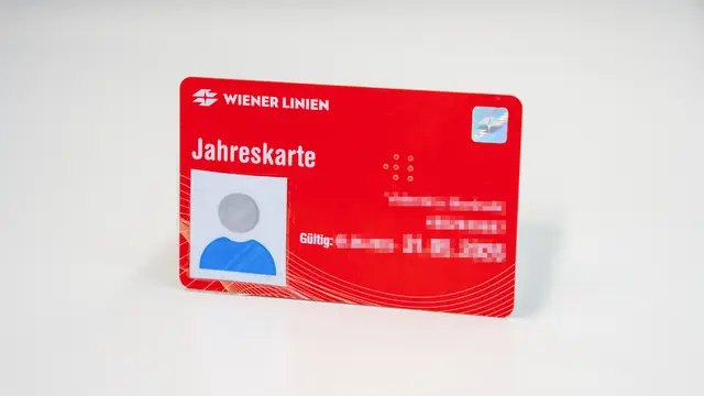 Die Jahreskarte der Wiener Linien kostet ab 1. Jänner 2026 467 Euro (digital: 461 Euro). | Foto: Valentina Marinelić/MeinBezirk