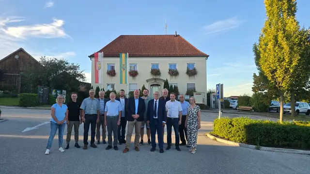 Dieses Redaktionsteam packte tatkräftig mit an und machte das neue Heimatbuch anlässlich des 175-jährigen Jubiläums möglich. | Foto: Gemeinde Allhaming