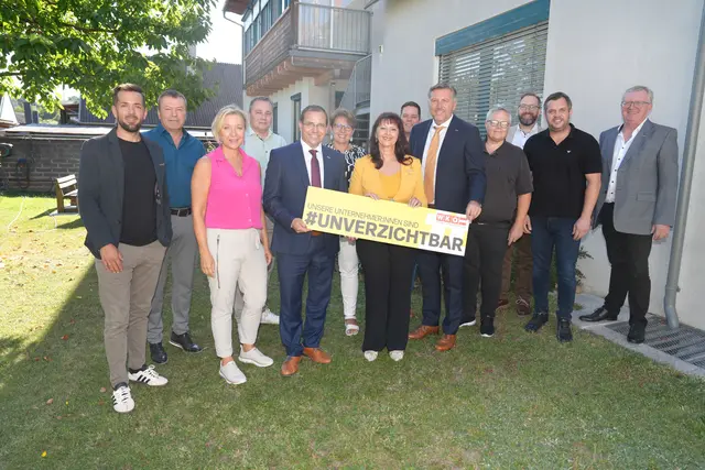 (v.l.) Anton Zolles, Franz Erhardt, Petra Herz, Christoph Grünwald, Wirtschaftskammerpräsident Mst. Andreas Wirth, Gabriele Fasching, Regionalstellenobfrau KommR Mst.in Martina Mohapp, Bernhard Hackl, Wirtschaftskammerdirektor Harald Schermann, Viktor Emmer, Andreas Putz, Franz Drescher und Regionalstellenleiter Freddy Fellinger | Foto: WKB