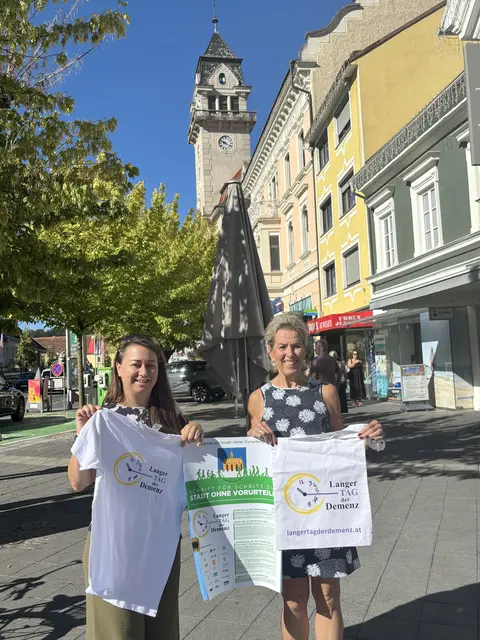 Leibnitz setzt ein starkes Zeichen für Demenz - vom Erinnerungsspaziergang bis hin zu wertvollen Spielen und Büchern zum Thema Demenz (v.l.): Stadthistorikerin Ursula Pintz mit Edith Augustin von der Stadtbibliothek und Ludothek Leibnitz | Foto: Waltraud Fischer