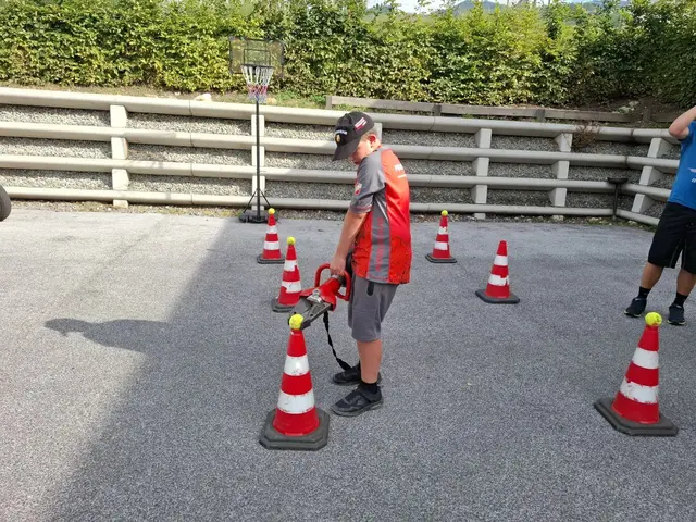 Mit dem Spreitzer mussten die Tennisbälle auf die Hütchen balanciert werden. | Foto: FF Mürzzuschlag