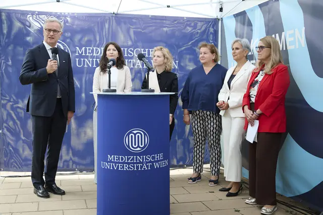 Am Freitag wurde eine erste Bilanz gezogen. Mit dabei: Mitglieder der Bundesregierung. | Foto: Medizinische Universität Wien/APA-Fotoservice/Hörmandinger