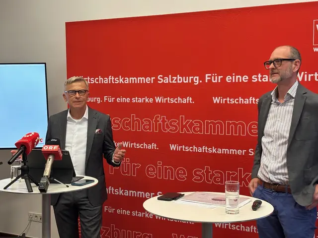 WKS-Präsident KommR Peter Buchmüller (links) und Dr. Christoph Fuchs, Leiter der WKS-Stabstelle Wirtschafts- und Standortpolitik, präsentierten die Umfrage und die Vorschläge.  | Foto: © WKS/Neumayr