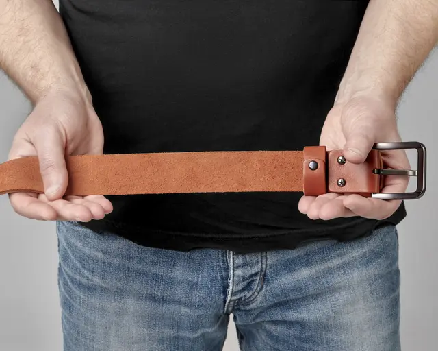 Mit einem Gürtel als potenzielle Waffe soll ein 47-Jähriger mehreren Passanten gedroht haben, diese umzubringen. (Symbolbild) | Foto: Nazarov Sergey / dpa Picture Alliance / picturedesk.com