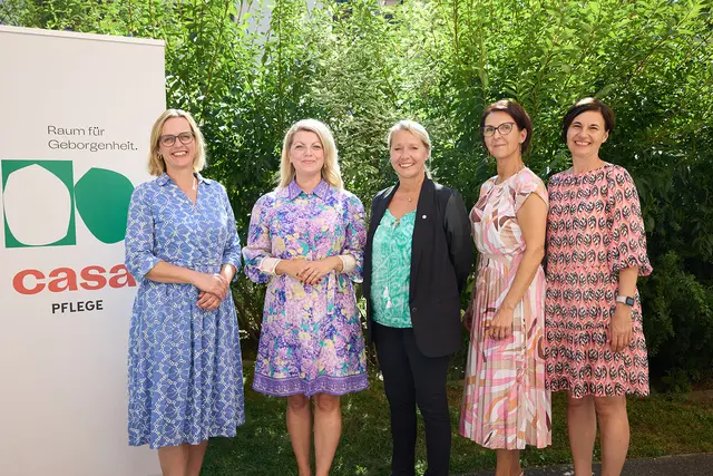 Das Team von Casa Leben (v.l.: Andrea Korn, Enisa Nedzibovic, Maria Glawogger, Melinda Kovacs) feierte mit Monika Badilla vom FSW (Mitte) 15 Jahre Casa Kagran. | Foto: Johannes Hloch