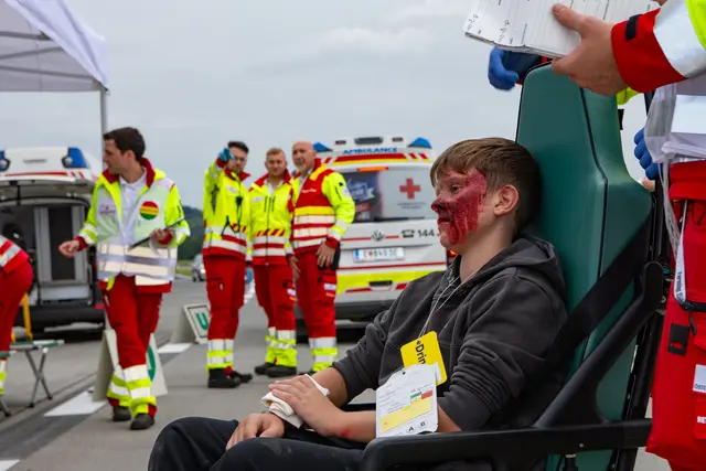 Eintreffen eines schwer verletzten Kindes. | Foto: Rotes Kreuz