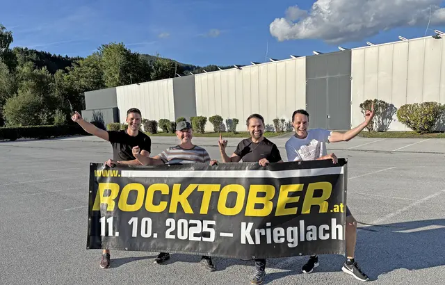 Die Band "Raureif" mit einem Riesenplakat für ihren Jubiläums-"Rocktober" am 11. Oktober in Krieglach.  | Foto: MeinBezirk/Angelina Koidl