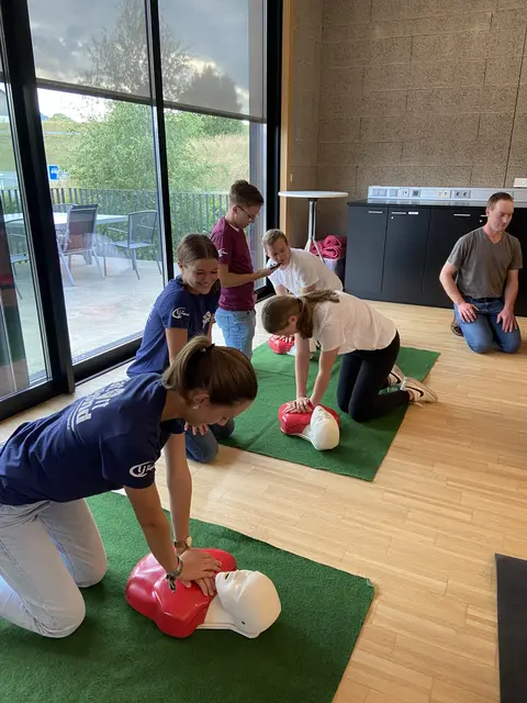 Übung für den Ernstfall beim Erste-Hilfe-Kurs in Köstendorf. | Foto: Landjugend Köstendorf