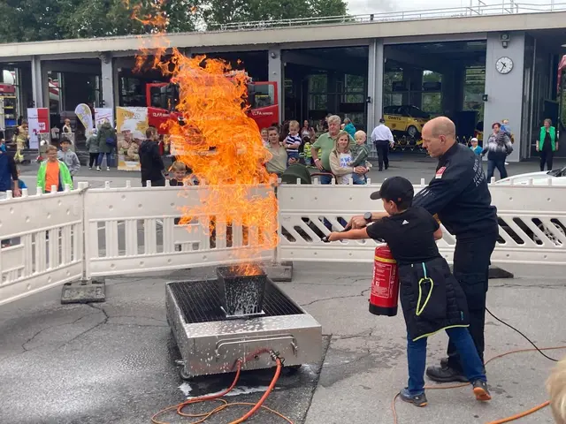 Bei Mitmachstationen durften sich auch die jüngsten Besucherinnen und Besucher im Feuerlöschen erproben. | Foto: BFI/Verdross