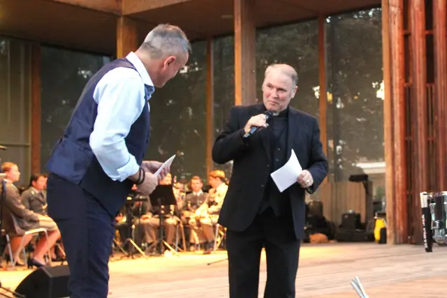 Militärdekan Alexander Wessely moderierte das gelungene Sommerkonzert der Militärmusik Burgenland in Bad Tatzmannsdorf. | Foto: Peter Seper
