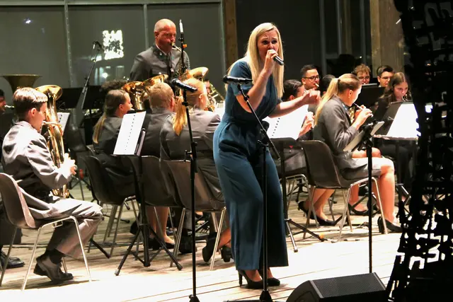 Lena Bencsics sorgte beim Sommerkonzert der Militärmusik Burgenland mit "You raise me up" und "Heast as net" für Gänsehautmomente. | Foto: Peter Seper