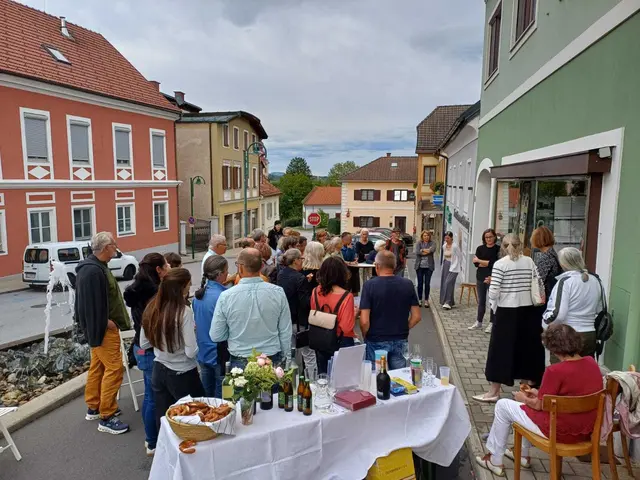 Bei der Vernissage beim Schuhhaus Krampl in Eibiswald 75 waren besonders viele Gäste. | Foto: Nina Ortner