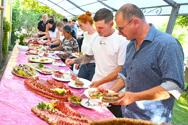 Am großzügigen Buffet bediente man sich begeistert | Foto: Josef Bodner