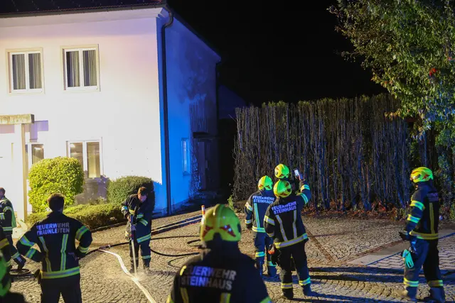 Das hätte ins Auge gehen können: Die Feuerwehr konnte noch ein Übergreifen auf das Rathaus verhindern. | Foto: laumat.at