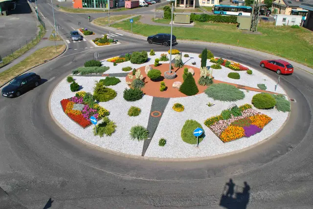 Die Stadtgemeinde Knittelfeld ist stolz auf die Blumenpracht - so wie hier beim Kreisverkehr. | Foto: Stadtgemeinde Knittelfeld