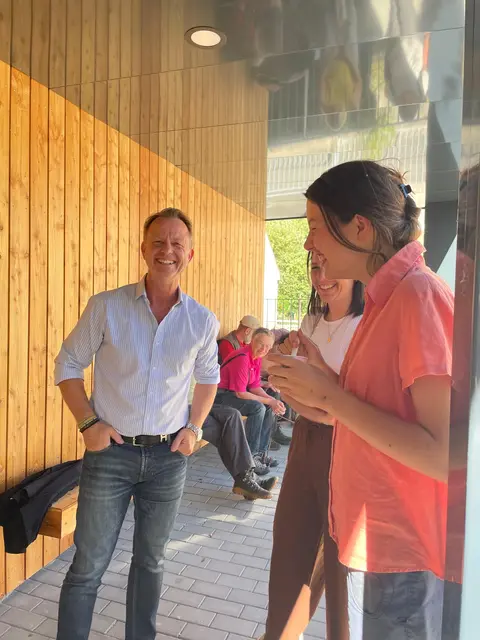 Trofaiachs Bürgermeister Mario Abl und Künstlerin Lea Blachfellner, die gerade ihren Bachelor in Keramik und plastischer Konzeption an der Kunstuniversität Linz abgeschlossen hat.  | Foto: Iron Women