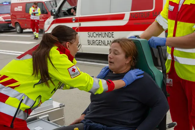 Eine Patientin wird durch das Team des Roten Kreuzes in Empfang genommen. | Foto: Rotes Kreuz