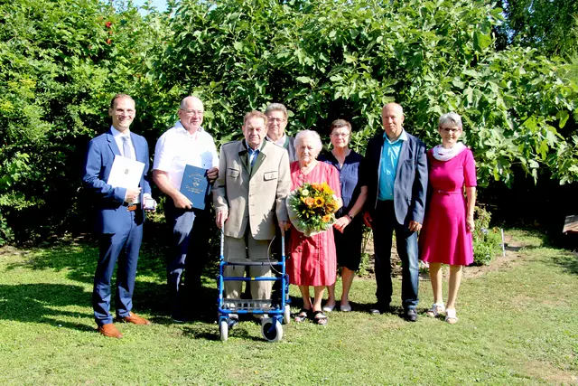 Christopher May, Bürgermeister Johann Laa (ÖVP), die Jubilare Franz und Anna Lutz, Sohn Franz Johann Lutz, Tochter Gisela Laa, Ortsvorsteher Josef Reiser (ÖVP), Schwiegertochter Andrea Lutz | Foto: Marktgemeinde Trautmannsdorf