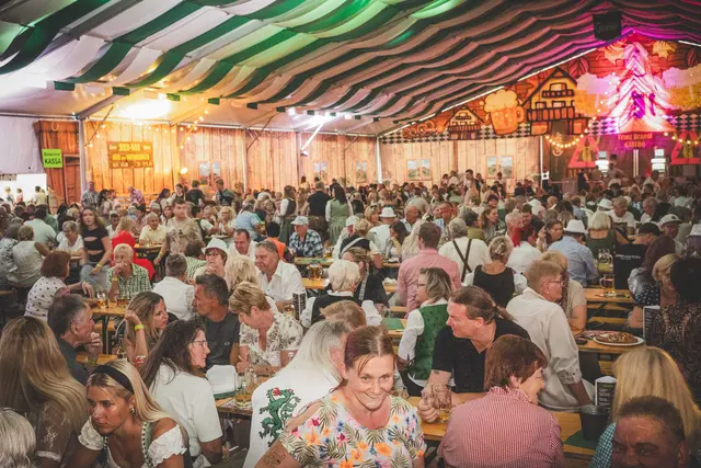 Das Festzelt war Donnerstagabend bis auf den letzten Platz gefüllt. | Foto: Klaus Pressberger