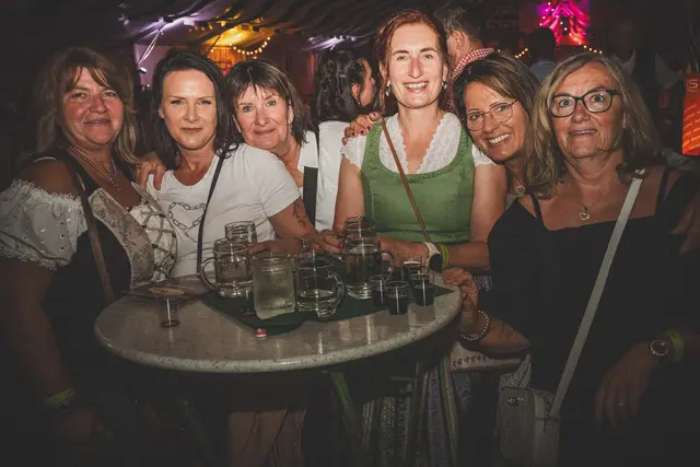 Partystimmung pur – der Donnerstag zog wieder zahlreiche Gäste auf die Leobener Wies'n. | Foto: Klaus Pressberger