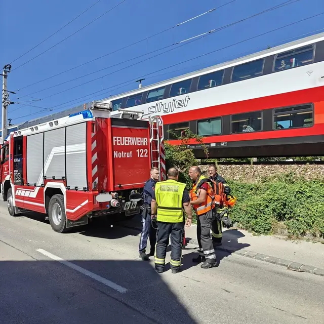 In Höflein an der Donau kam es zu einem Unfall zwischen Zug und Pkw, der glücklicherweise glimpflich ausfiel. | Foto: FF Kritzendorf