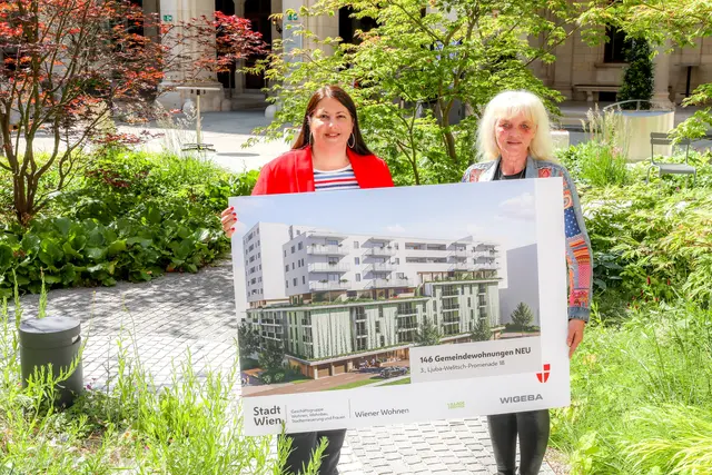 Wohnbaustadträtin Kathrin Gaál mit Bezirksvorsteher-Stellvertreterin Susanne Wessely (beide SPÖ, v.l.) zeigen, wie der neue Gemeindebau sich bald präsentierten wird.  | Foto: Stadt Wien/Christian Fürthner