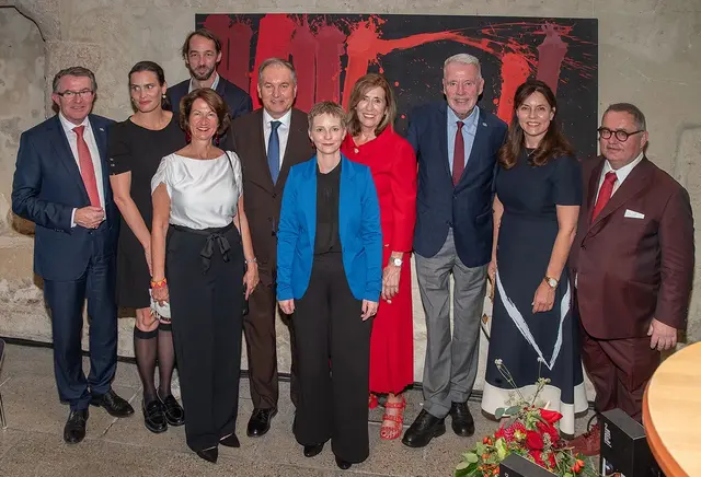 Kulturstadtrat Franz Piribauer, Barbara Steininger-Wetzlmair, Florian Steininger, Bettina Bundszus, Vito Cecere (Botschafter Bundesrepublik Deutschland), Museumsleiterin Julia Schlager, Brigitte Prachensky, Bürgermeister Klaus Schneeberger, Sonja Zsolnai-Kasztler und Werner Trenker. | Foto: R. Wehrl