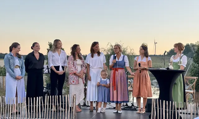 Christina Netzl, Johanna Markowitsch, Karoline Taferner, Stefanie Böheim, Victoria Gottschuly-Grassl mit Tochter, Johanna Mikl-Leitner, Laura Hummel und Jessica Schwarz eröffnen den 30. Weinherbst NÖ. | Foto: MeinBezirk/Birgit Bachhofner
