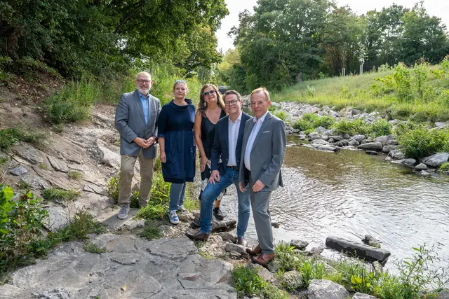 Am Liesingbach: Stadträtin Ulli Sima und Umweltstadtrat Jürgen Czernohorszky (3. u. 2. v.r., SPÖ) sowie Bezirkschef Gerald Bischof (r.) mit BMLUK-Sektionschefin Monika Mörth (2.v.l.).  | Foto: Valentina Marinelić/MeinBezirk