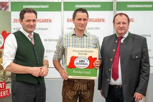 Von links: Landwirtschaftsminister Norbert Totschnig, Dominik Trenda und AMA-Vorstandsvorsitzender Günter Griesmayr. | Foto: BMLUK/Hemerka