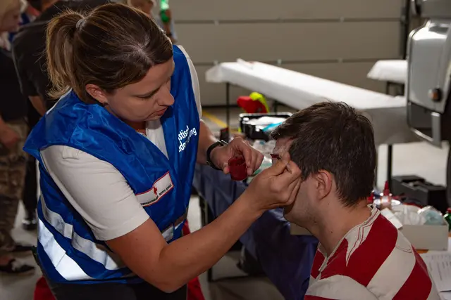 29 Darsteller und Darstellerinnen wurden für die Übung als Verletzte geschminkt. | Foto: Rotes Kreuz