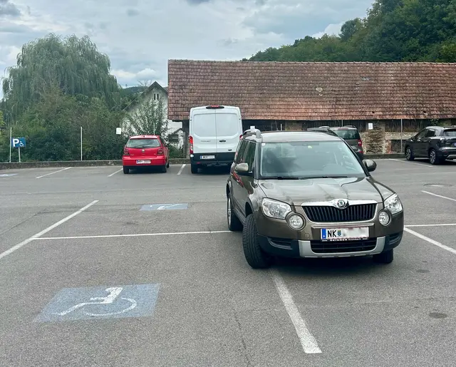 Der Skoda-Lenker benötigte vier Parkplätze. Auch zwei Plätze für Menschen mit Handicap okkupierte er. | Foto: Name d. Fotografen d. Red. bekannt
