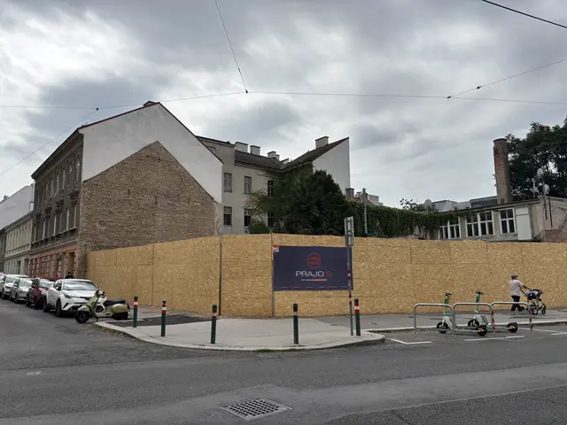 Ein Bauzaun wirft in Meidling Fragen auf. | Foto: Michael Marbacher/ MeinBezirk