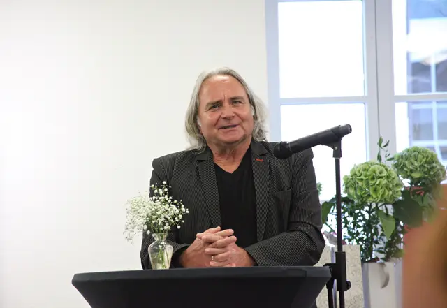 Kunsthistoriker Dr. Günther Moschig führte das Publikum mit Hintergrundinformationen an die Werke und den Künstler heran.