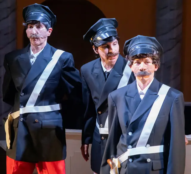 In der Mitte Nicole Gerfertz-Schiefer als "Holzapfel". Sie musste sich eine ganze Lawine an "verdrehten Wörtern" merken.  | Foto: Gerhard Maly