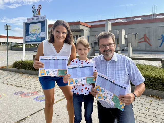 ürgermeister Gerhard Lentschig und Bildungsstadträtin Evelyn Schmidt (beide ÖVP) empfingen die Kinder vor der Volksschule. Dort übergaben sie den frisch gebackenen Volksschülern ihre persönlichen Stundenpläne. | Foto: Herbert Gschweidl