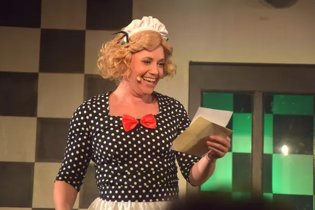 Schauspielerin Dagmar Bernhard in ihrer Rolle als das Hausmädchen Adele. Sie führte auch die Regie.  | Foto: Elisabeth Kloiber