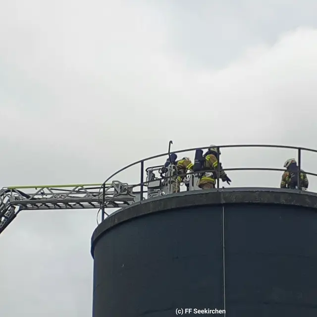 Zur Unterstützung wurde auch die Berufsfeuerwehr angefordert. | Foto: FF Seekirchen