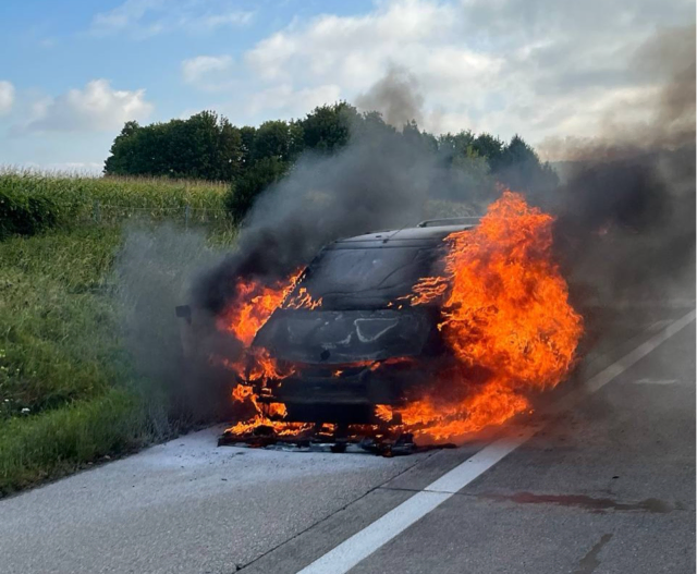  Beim Eintreffen der Einsatzkräfte stand der Motorraum des Fahrzeugs in Vollbrand. | Foto: DOKU NÖ