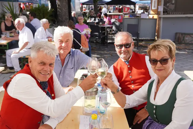 Wolfgang Wagner stieß mit Johann Stögerer, Ernst Lohwasser und Gabriele Wagner an.