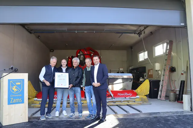 Peter Hauser, der Obmann des SV Zams Winter, Vizebürgermeister Simon Zangerl, Toni Zangerl (Initiative Riefe), Fuzzi Huber (Obmann SK Landeck) und der Zammer Bürgermeister Benedikt Lentsch, v.l. | Foto: Elisabeth Zangerl